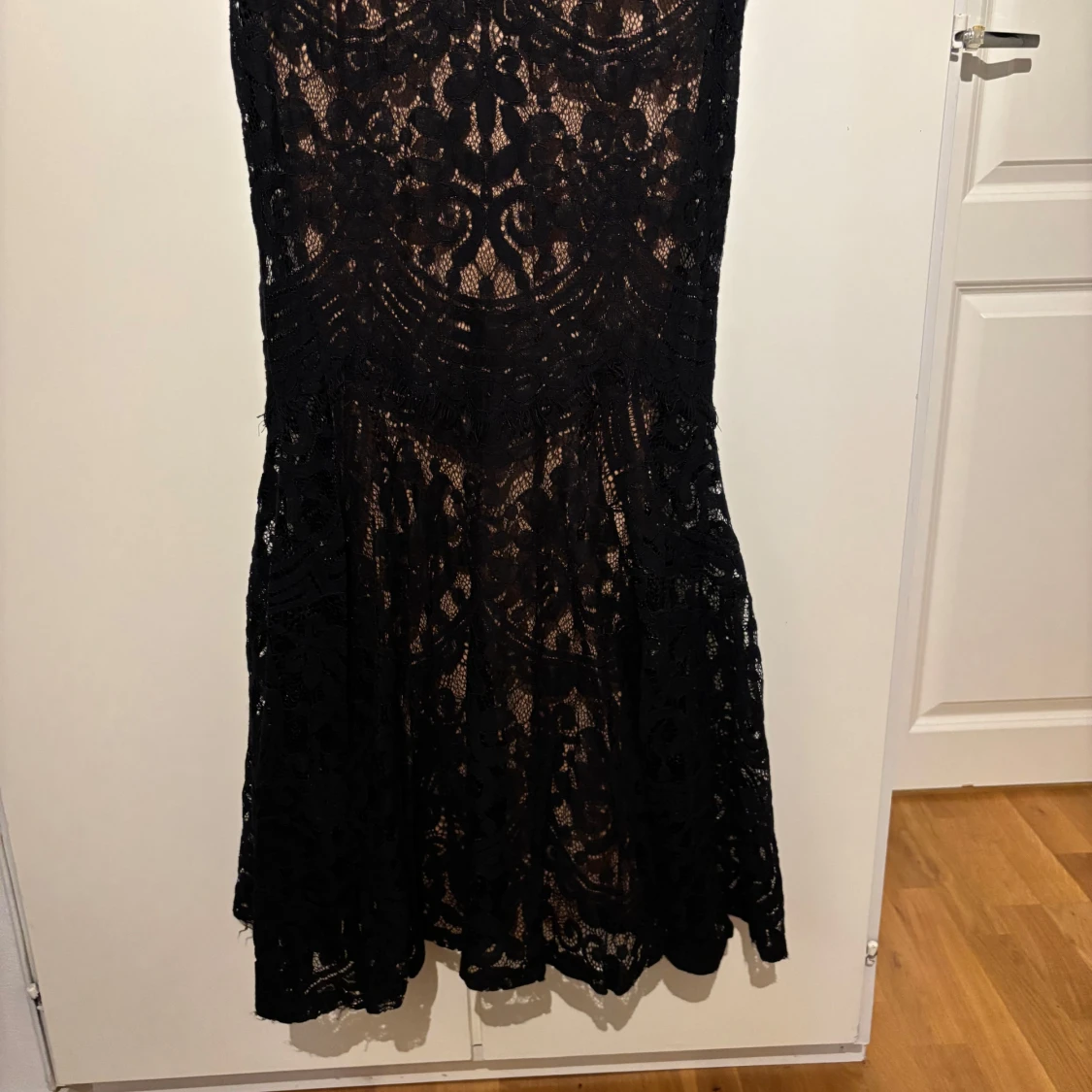 Svart lång spetsklänning med mönster - 2