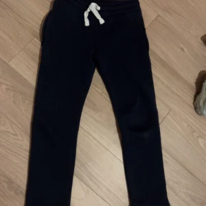 Russemerch - Säljer marinblåa russemerch mjukis brallor, knappast använd, känns som nya, riktigt sköna. Priset kan diskuteras!