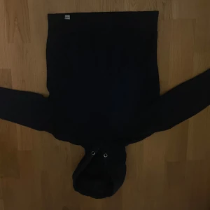 Svart hoodie från Pull&Bear XS Pris kan diskuteras! - En stilren svart hoodie från Pull&Bear i storlek XS. Klassisk modell med huva och dragsnören, samt långärmad design. Perfekt för dig som gillar en enkel och clean look. Materialet är mjukt och skönt, passar bra till chill dagar.