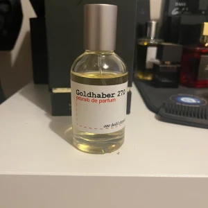 Goldhaber 27.0 Extrait de Parfum - Goldhaber 27.0 extrait de parfum från one bold chemist. En stilren och modern parfym som sticker ut i mängden. Perfekt för dig som vill ha något unikt i din samling. Inspirerad av god of fire. Kontakta gärna vid intresse😊