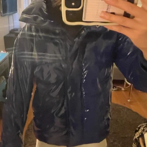 Blå pufferjacka - Säljer denna jättesnygga glansig blå pufferjacka från Monki med hög krage och dragkedja framtill. Perfekt till vintern då den är otroligt varm. Skriv för fler bilder. Stl xs men är oversized i stl så mer som en s/m! Pris kan diskuteras.