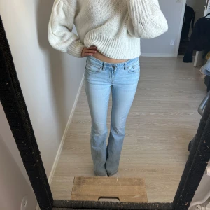 Ljusblå bootcut jeans  - Snygga ljusblå bootcut jeans. Jeansen har låg midja och långa ben. 