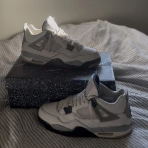 Nike Air Jordan 4 Retro Midnight navy  - Nike Air Jordan 4 Retro i färgen Midnight Blue. Lite tecken på användning. Pris kan diskuteras vid snabb affär 