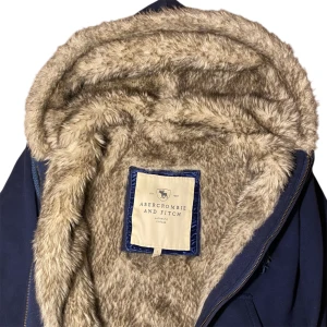Abercrombie and Fitch fur zip up hoodie - Abercrombie and Fitch fur zip up hoodie i storlek L. Mudden är något nopprig, se även små fläckar sista bild. Mått: axelbredd - 46 cm, längd - 54 cm. Skriv för fler bilder och frågor! 