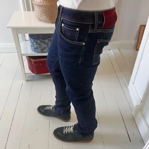 Jacob cohën jeans nick - Jacob cohën Jeans nick, inga defekter. Modellen är 180,75 kg och bär på W32. Mått A: 40 B: 102 cm. Kom med frågor ✌️