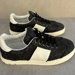 Valentino Flycrew ( dam )  - ett par riktigt schyssta flycrews || storlek EU 39 || skick: 9/10 || vid köp medföljer box samt kuvert || hör av er vid intresse!