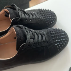 Christian Louboutin svarta sneakers med nitar - Christian Louboutins svarta storlek 42 pris kan diskuteras och jag kan även göra rent skorna innan jag skickar beroende på priset som bestäms