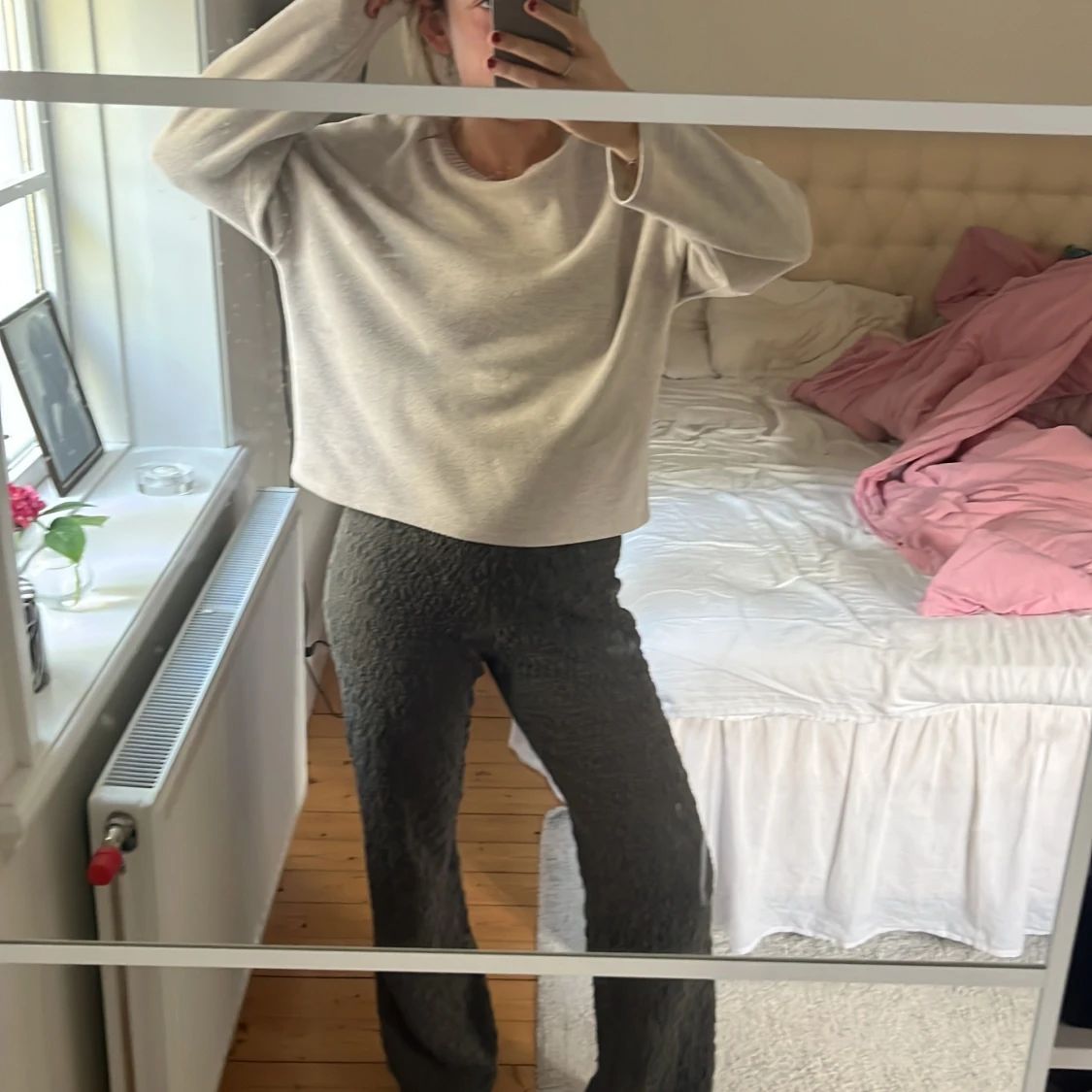 Beige stickad tröja med rund hals - 1