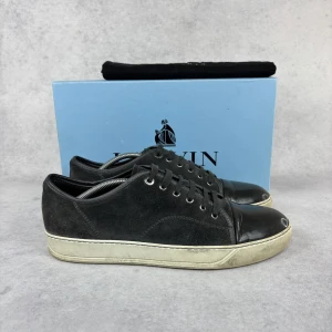 LANVIN DBB1 CAP TOE SNEAKER - – Condition: 8/10 - dirty  - Size: 44/UK10  – What is included: Only the sneakers  – Retail price: 5500 + SEK  Please note that Lanvins fit big and our recommendation is to go one size down