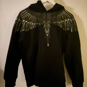 Marcelo burlon hoodie svart - Hoodie från Marcelo burlon, helt oanvänd och lapparna sitter kvar. Skriv vid frågor