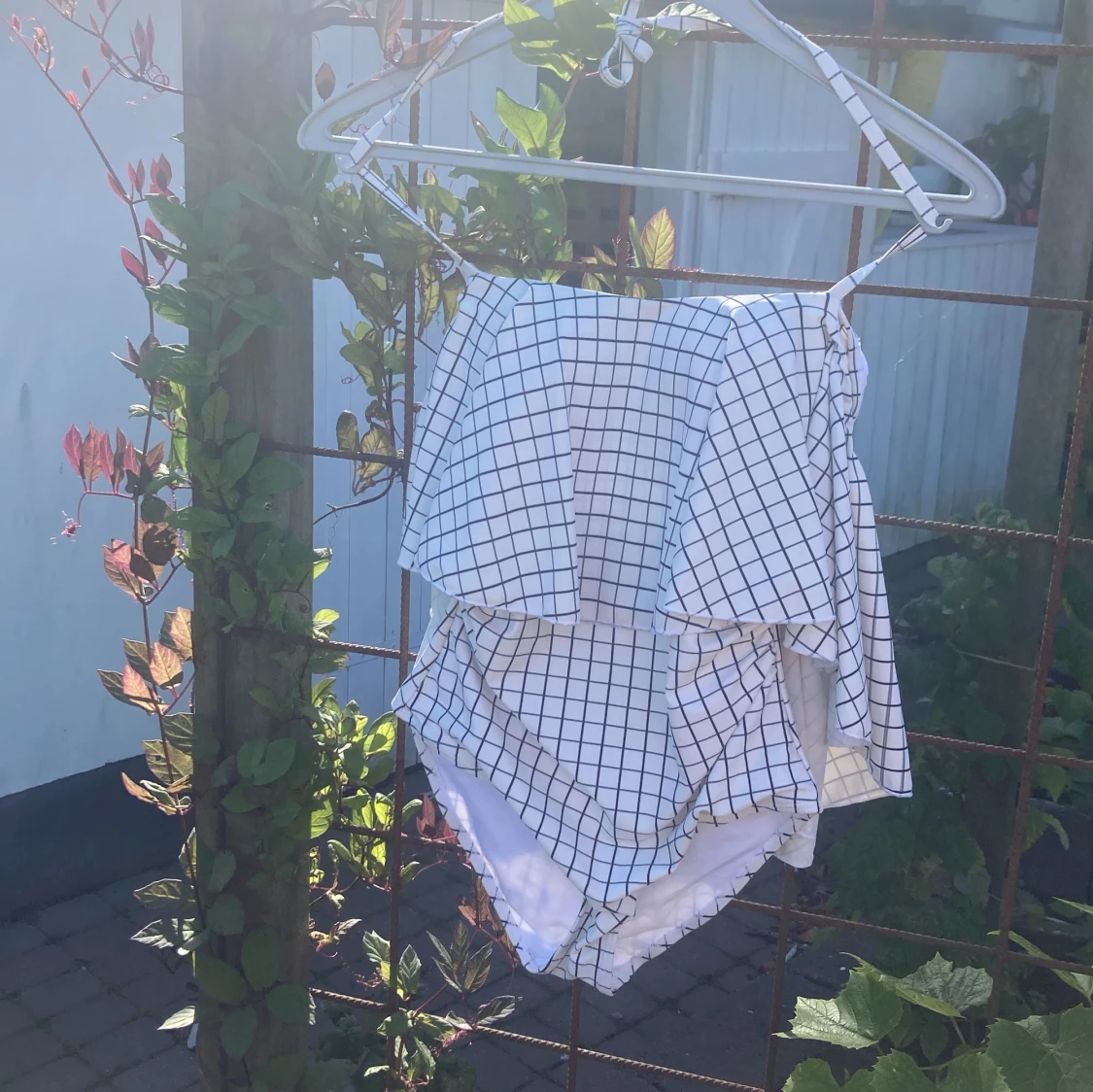 Vit rutig baddräkt med volang - 2