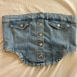 Ljusblå jeans korsett-topp - Jeans topp från Gina tricot aldrig använd. Pris kan diskuteras🩷