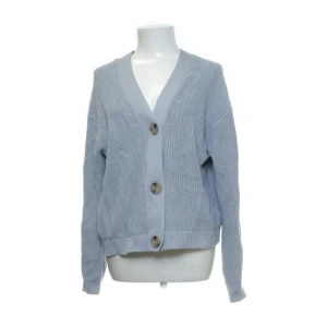 Ljusblå stickad kofta från H&M - Blå stickad tröja från H&M men köpt på Sellpy. Så fin men som inte kommer till användning längre. Inga defekter!