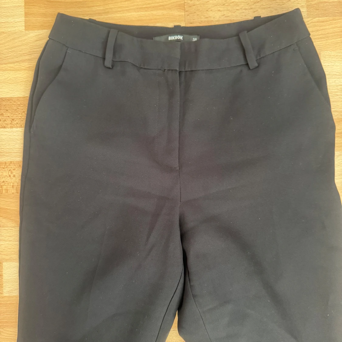 Svarta kostymbyxor från BikBok, stl 38 - 1