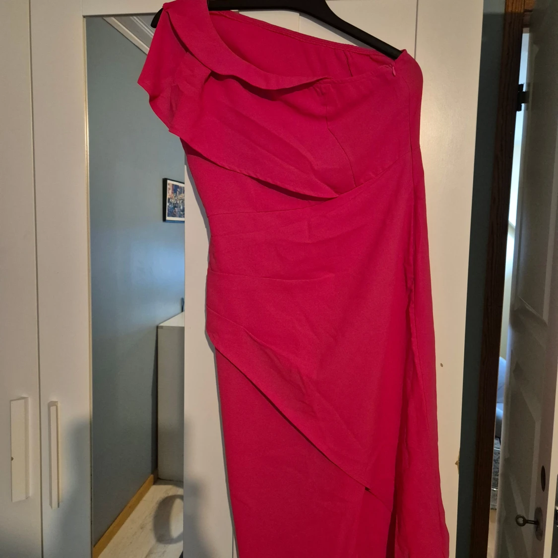 Chockrosa oneshoulder klänning