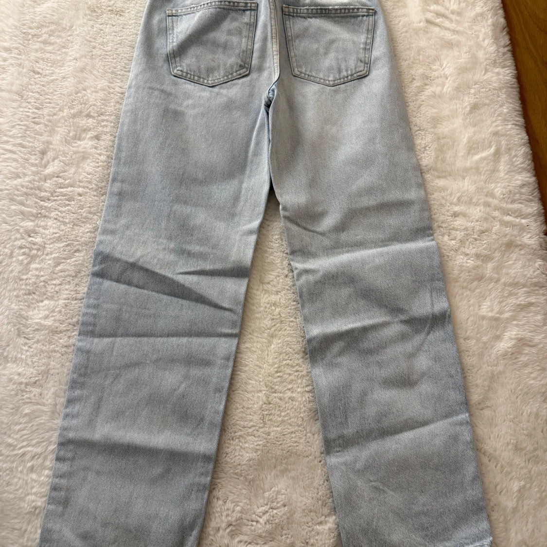 Ljusblå raka jeans med slitningar - 1