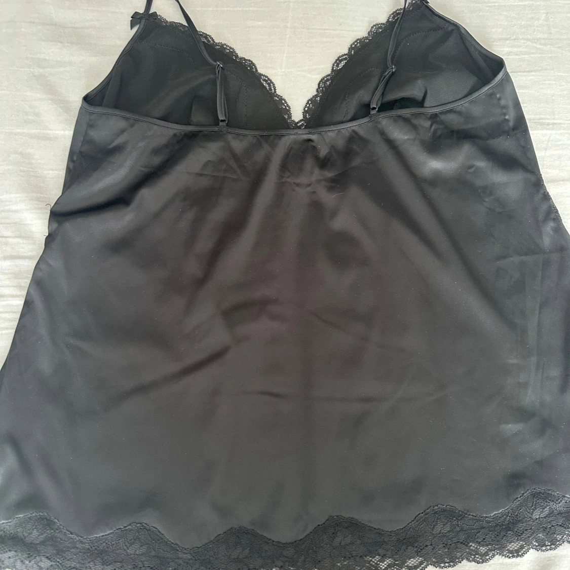 Svart satin top med spets - 2