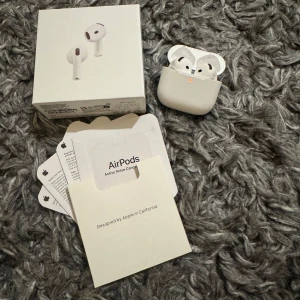 AirPods Pro - Säljer ett par  AirPods gen 4 med aktiv brusreducering. Komplett med originalkartong och manualer. Hörlurarna och laddningsfodralet är i gott skick, endast mindre tecken på normalt bruk. Perfekt för trådlös musik och samtal med hög ljudkvalitet.