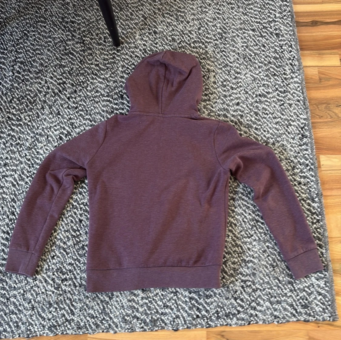 Vinröd hoodie från Superdry - 1