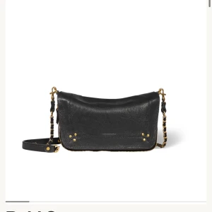 Svart axelväska Bobi S i skinn - Såååå snygg väska från jerome. Mycket fint skick inga skador alls, köpte den ny för 5300 och har knappt använt den❤️