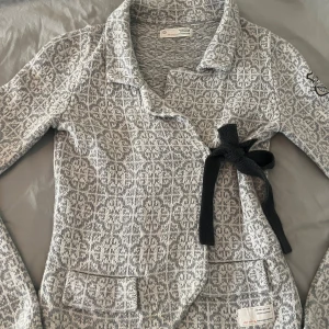  kofta Odd Molly - Supersnygg kofta från Odd Molly med mönster över hela, knytband i midjan. Jättefin passform.