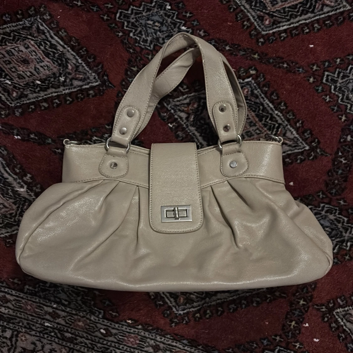 Beige handväska med snyggt spänne - 1