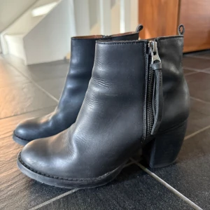 Stövlett - Svart stövlett i äkta skinn. Bra skick. 7cm klack.