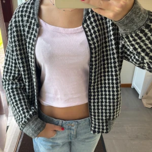 Sandro jacka  - Säljer denna rutiga bomberliknande jackan från sandro i mycket bra skick. Storlek S💕💕