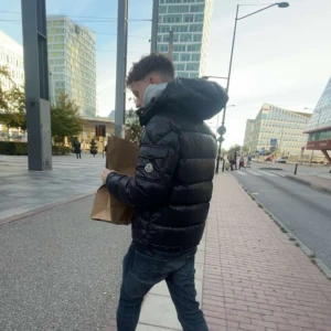 Moncler Maya :äkta med kvitto: - Kom privat för mer info samt bilder :ÄKTA: med kvitto från SP second place i Malmö triangel, fint skick, finns 1 fel,(kom priv för de). det finns med päls luva. Storlek 2 men behövde skriva M på plick, skriv för kvitto, kan mötas upp o Skåne för seriösa köpare, köptes för 5 tusen på SP