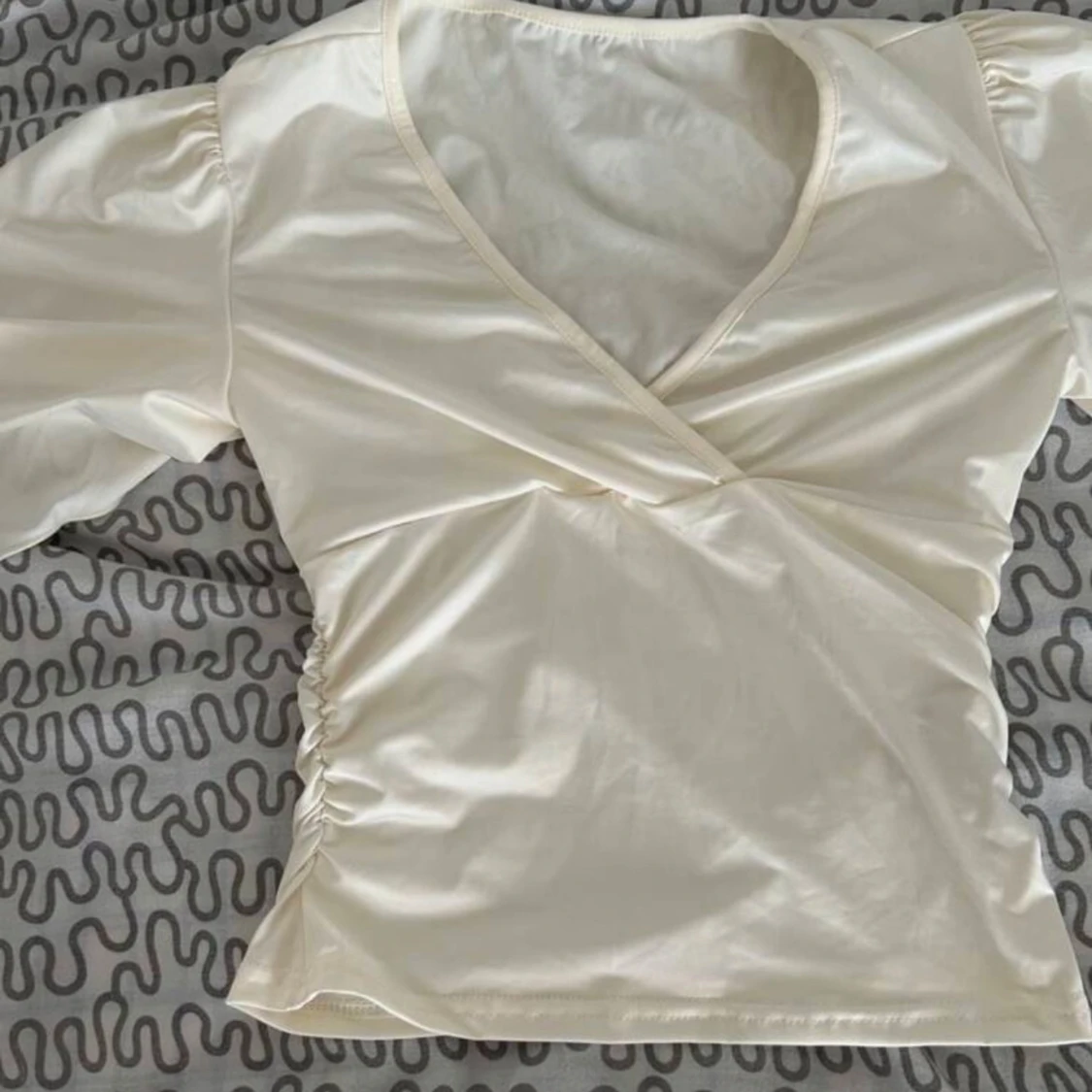 Krämvit omlottopp med utsvängda armar - 1