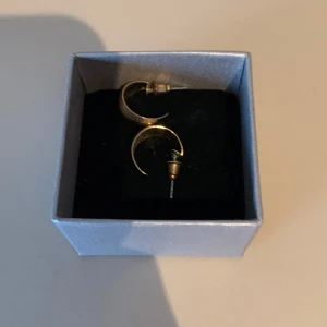 Två st par örhängen i guld - Säljer två st par örhängen: ett par chunky hoops i blankt guld. Perfekta för att matcha till olika looks.