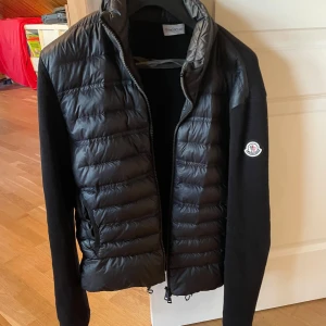 Moncler cardigan  - Jackan är i 8/10 i skick. Det är ett lite lite slitage i vänster ärm. Bortsett från det är den väldigt fräsch. Den är såklart 100% äkta. Jag har onlinekvitto på den. Tveka inte på att höra av er vid funderingar. Mvh