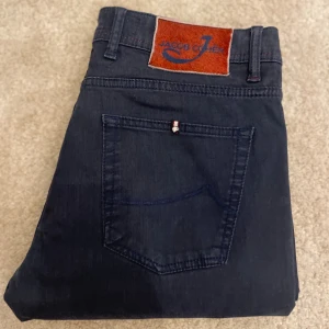 Jacob Cohën 688.C jeans - Säljer dessa riktigt feta marinblåa jeans från Jacob Cohën. Jeansen är i mycket bra skick och har storleken 33 32. Den passar mig utmärkt då jag har storleken 32 32. Nypris runt 5500 kr! Hör av er ifall ni vill ha fler bilder på passform mm. Eller ifall ni har några frågor! 🙌⚜️👖