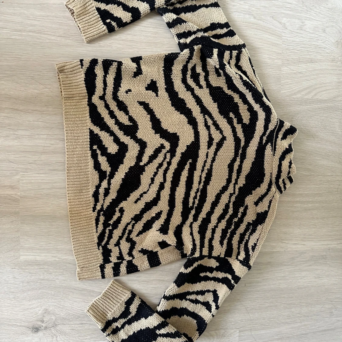 Beige och svart zebramönstrad polotröja - 2