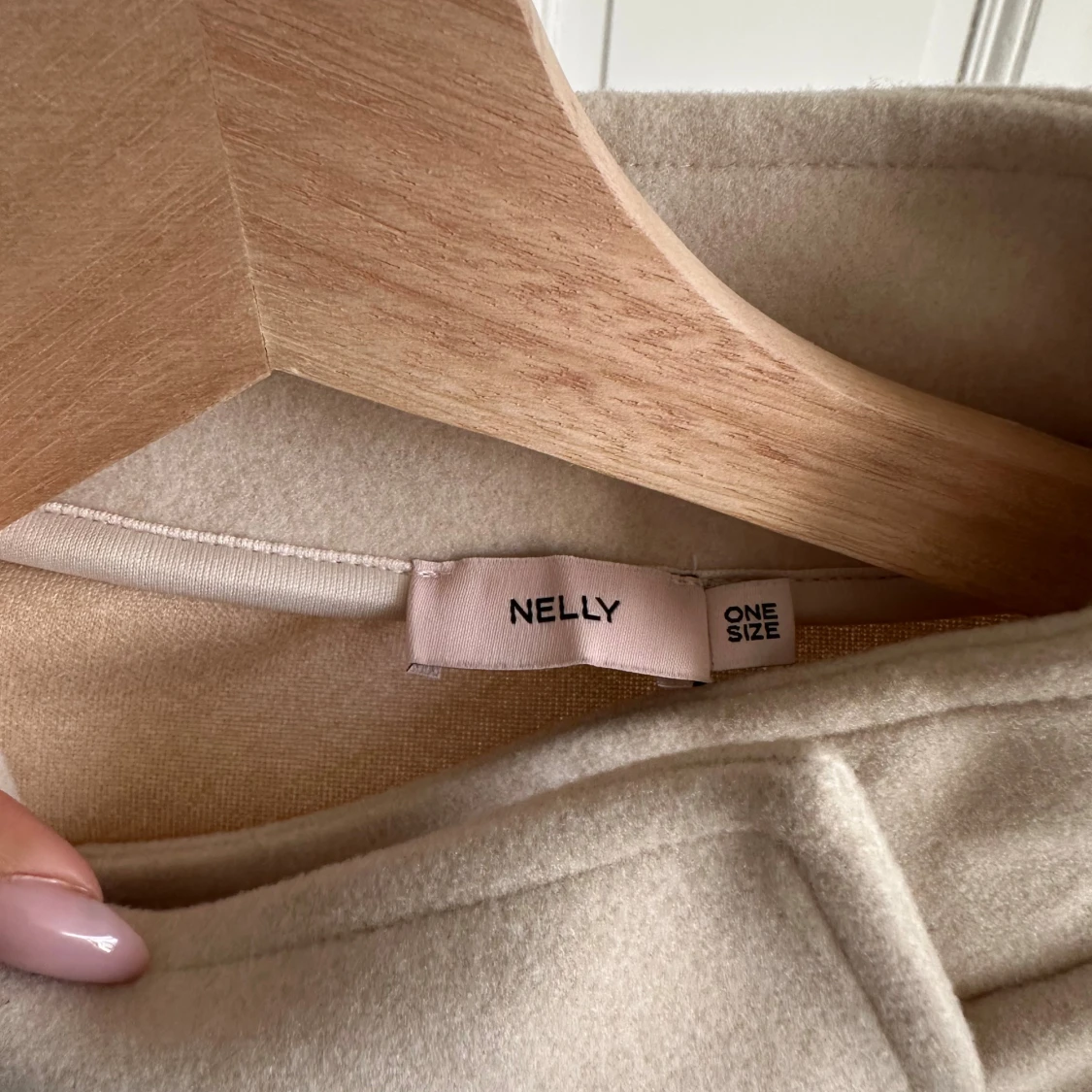 Beige kappa med bälte från Nelly - 4