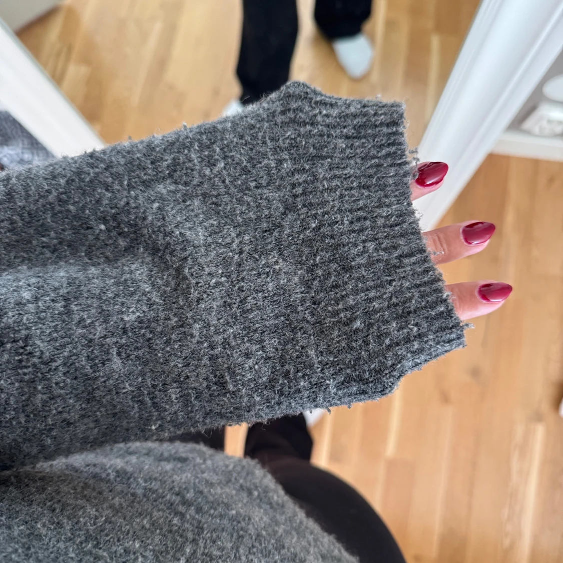 Mörkgrå stickad tröja med rund hals - 2