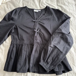 Svart blus från Gina young  - Svart gullig blus från Gina young i storlek 170. Använd endast en gång. 