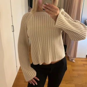 Beige ribbstickad tröja med vida ärmar - Säljer en beige ribbstickad tröja. Aldrig använd!! Super fin men inte min stil