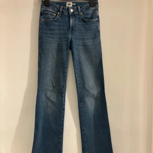 Blå bootcut jeans med fickdetaljer - Jätte fin passform, de är midwast och långa på mig som är 167cm. XS men passar mig som har 34-36 i jeans