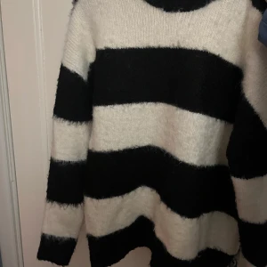 Randig stickad tröja från Gina Tricot - Supermysig stickad tröja från Gina,finns inte på deras hemsida längre! Storlek S 💗Använda några få gånger