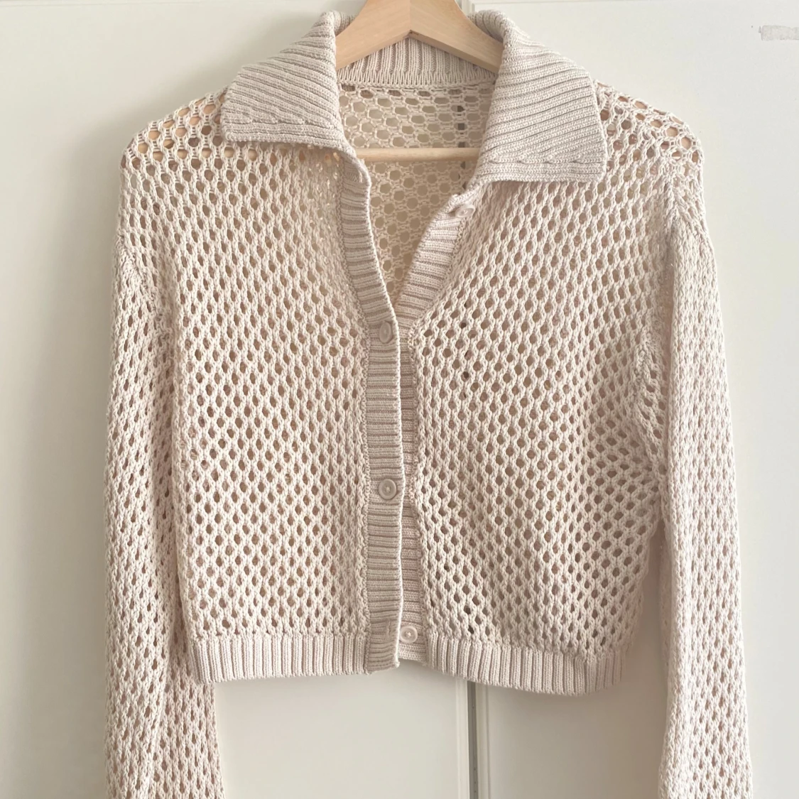 Beige stickad kofta med krage