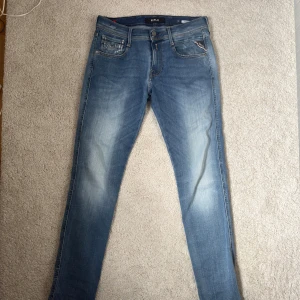 Replay Anbass Hyperflex jeans  - Säljer ett par Replay Anbass Hyperflex jeans i ljusblå tvätt. Slim fit modell. Storlek 30/32. Är i bra skick o säljs till ett bra pris, nypris runt 1600.