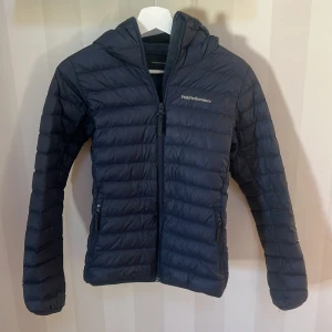 Mörkblå dunjacka Peak Performance XS - Snygg mörkblå dunjacka från Peak Performance i storlek XS. Säljer för 460 men pris kan diskuteras vid snabb affär💕💕