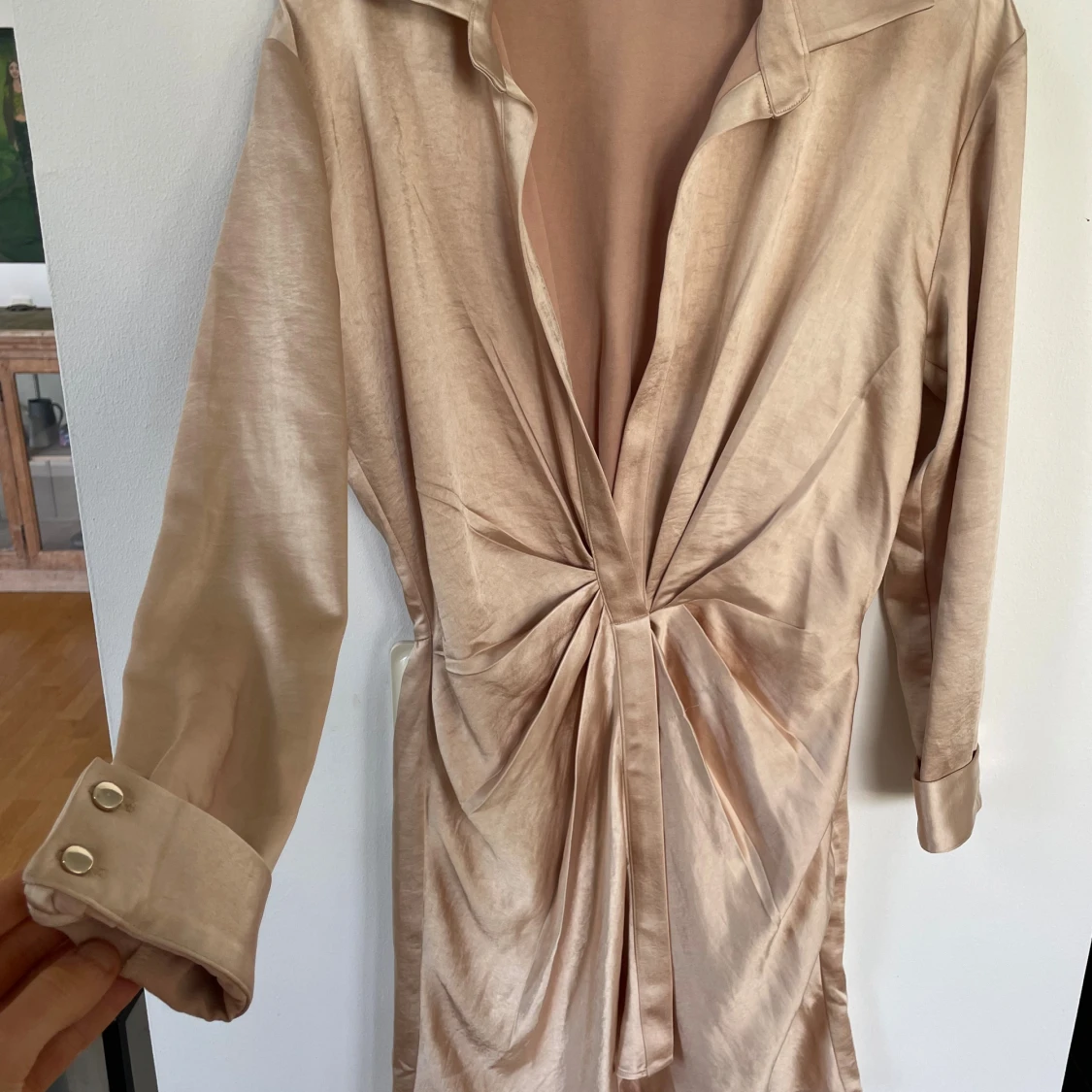 Champagnefärgad festklänning från abyss by abby the label  - 1