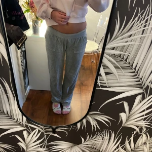 Gråa Juicy Couture mjukisbyxor  - Grå mjukisbyxor från Juicy Couture i storlek M. Fint skick och inga defekter. Säljer då jag inte gillar hur de sitter på mig och dom är lite för stora. De är inte lika mjuka som när de är helt nya men fortfarande väldigt sköna att ha på sig ❣️