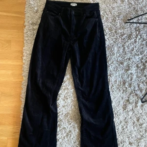 Svarta manchesterbyxor från Madlady - Säljer ett par svarta manchesterbyxor från Madlady i storlek 38.