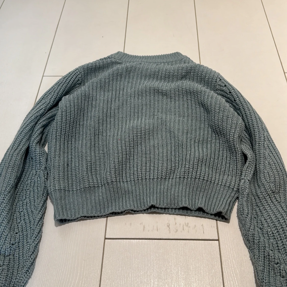 Grå stickad croppad tröja XOXO friends - 3