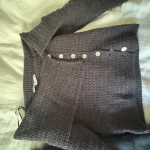 Off shoulder tröja - Säljer denna jätte mysiga tröja, helt nytt skick, passar xs-s,  väldigt varm så perfekt till hösten! 💕