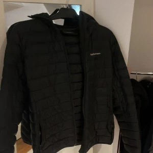 Svart Peak Performance jacka S - Svart dunjacka från Peak Performance i storlek S. Jackan har huva, dragkedja framtill. Jätte fin jacka knappt använd därför säljer jag💗