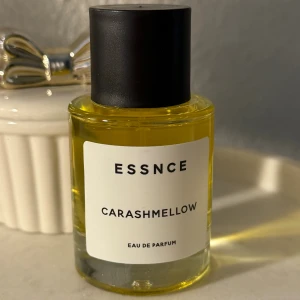 ESSNCE Carashmellow Eau de Parfum -  Eau de Parfum från ESSNCE: Carashmellow. Bara testad, aldrig använt. Nypris: 360kr🥰ESSNCE bästsäljare!❤️50 ml